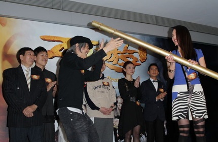 Thư Kỳ tung hứng cùng đạo diễn họ Châu