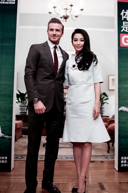 Lý Băng Băng đẹp dịu dàng khi sánh đôi cùng David Beckham lịch lãm trong bộ vest đen.