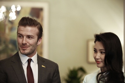 Lý Băng Băng liên tục tranh thủ chụp hình của chàng cầu thủ đào hoa.