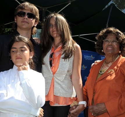 Gia đình Michael Jackson đòi bồi thường 800 nghìn tỷ - 1 Bà Katherine, mẹ đẻ “ông hoàng nhạc pop” và 3 người con của ông.