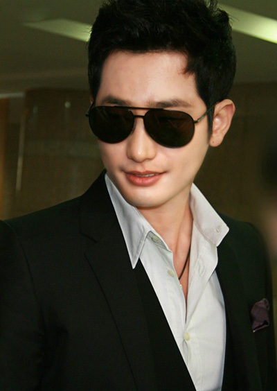 Xuất hiện thêm nhân vật mới trong vụ scandal của Park Shi Hoo - 1 Tài tử xứ Hàn Park Shi Hoo sút 10kg vì scandal cưỡng dâm