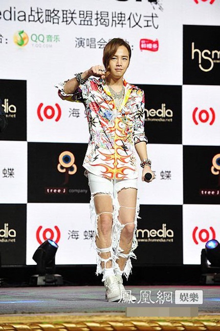 Mỹ nam xứ Hàn diện quần rách “te tua”