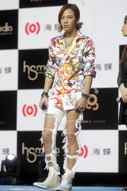 Mỹ nam xứ Hàn diện quần rách “te tua”