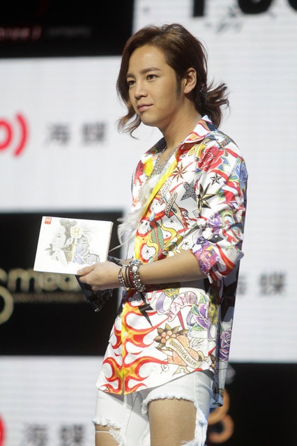 Mỹ nam xứ Hàn diện quần rách “te tua”