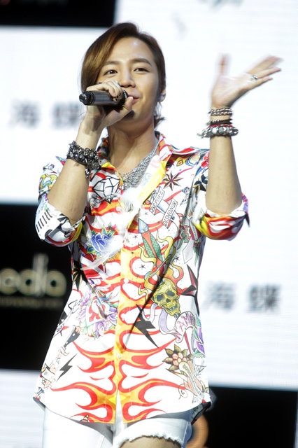 Mỹ nam xứ Hàn diện quần rách “te tua”