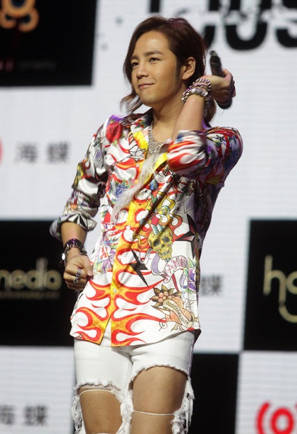 Mỹ nam xứ Hàn diện quần rách “te tua”