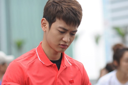 Minho khá căng thẳng và tập trung cho buổi ghi hình