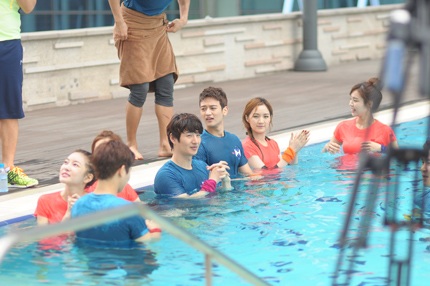 Minho khá căng thẳng và tập trung cho buổi ghi hình