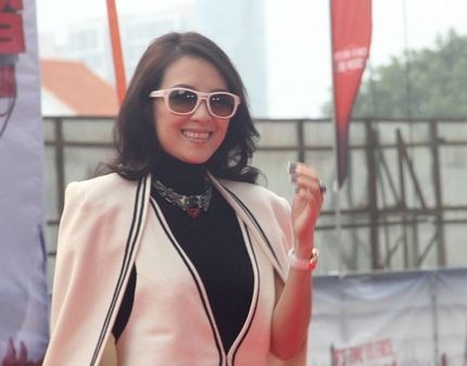 Chương Tử Di duyên dáng và thanh lịch trong buổi ra mắt người hâm mộ và báo giới