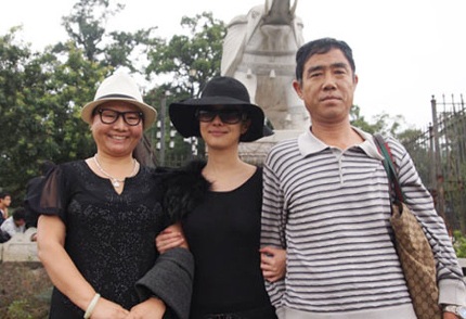 Gan Lulu và cha mẹ ruột.