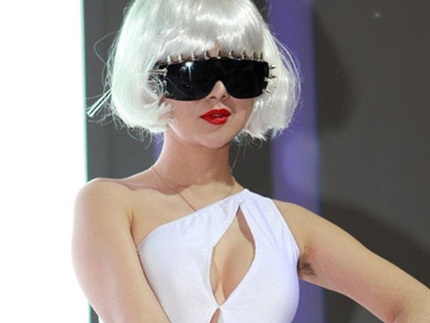 Gan Lulu để lộ phần da dưới cánh tay phản cảm