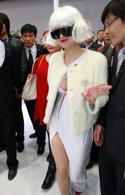 Gan Lulu để lộ phần da dưới cánh tay phản cảm