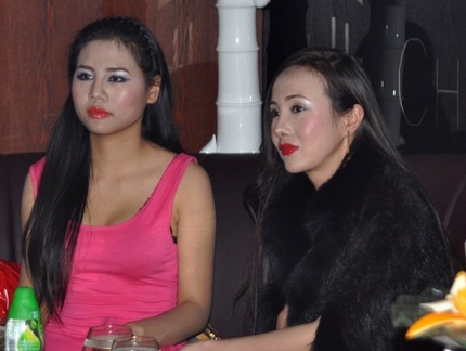 Tại một sự kiện khác, Gan Lulu mặc lại chiếc váy xuyên thấu quen thuộc.