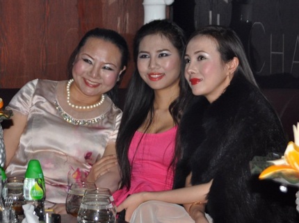 Ba mẹ con Gan Lulu vui vẻ tạo dáng chụp hình.