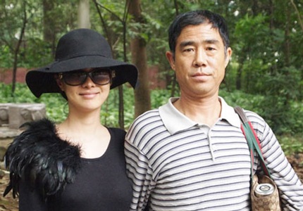 Ba mẹ con Gan Lulu vui vẻ tạo dáng chụp hình.