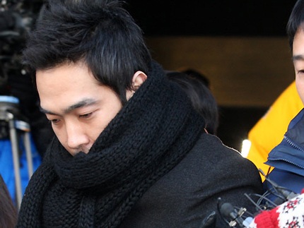 Nam ca sĩ xứ Hàn lĩnh án vì cưỡng hiếp trẻ vị thành niên - 1 Nam ca sĩ Go Young Wook bức xúc trước mức án 7 năm giam tại ngoại của tòa.