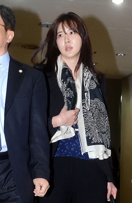 Cùng ra hầu tòa vào ngày 25/3 với Lee Seung Yeon còn có hoa hậu dao kéo Park Shi Yeon.