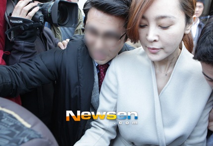 Nữ diễn viên của “Mối tình đầu” bơ phờ rời tòa