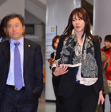 Cùng ra hầu tòa vào ngày 25/3 với Lee Seung Yeon còn có hoa hậu dao kéo Park Shi Yeon.