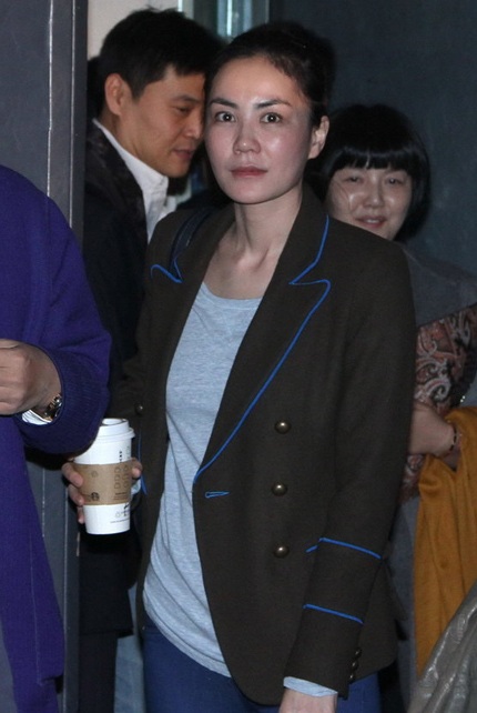 Gương mặt khá trẻ trung của Vương Phi dù cô không trang điểm cầu kỳ.