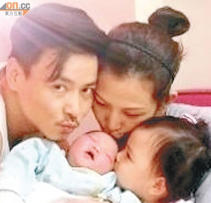 Thái Thiếu Phân rạng ngời xuất viện cùng con gái mới sinh - 1 Vợ chồng Thái Thiếu Phân chụp ảnh cùng hai con gái.