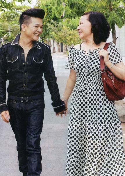 Vũ Hà bên người bạn đời đã gắn bó với anh gần 20 năm qua.