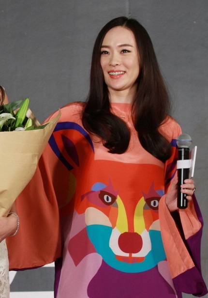 Hoắc Tư Yến đứng cạnh đồng nghiệp Tần Lam và Hoắc Kiến Hoa