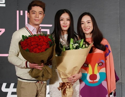 Hoắc Tư Yến đứng cạnh đồng nghiệp Tần Lam và Hoắc Kiến Hoa