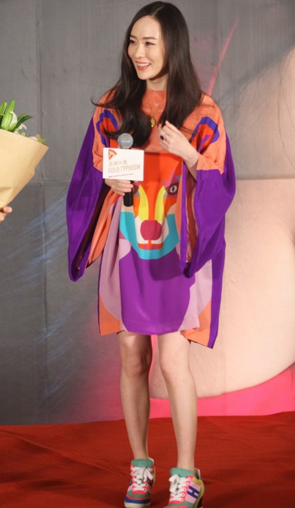 Hoắc Tư Yến vui vẻ trò chuyện với đàn chị Tần Lam