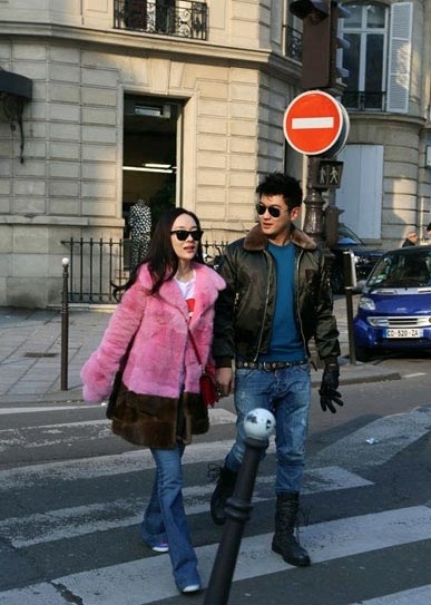 Hoắc Tư Yến đi lại rất cẩn trọng, song cô không bình luận gì về tin đồn bầu bí