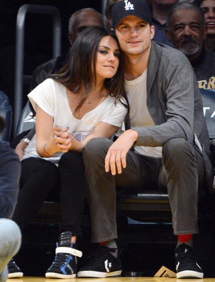 Tại sao Demi Moore và chồng trẻ chưa ly dị? - 2 Ashton Kutcher đang hò hẹn với nữ diễn viên trẻ Mila Kunis