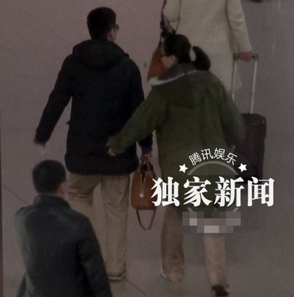 Vợ hai của “Bao Thanh Thiên” Vương Học Binh có người mới - 3 Nữ diễn viên khả ái rất thân mật với bạn trai, cô ôm anh và vui vẻ nói chuyện với anh suốt