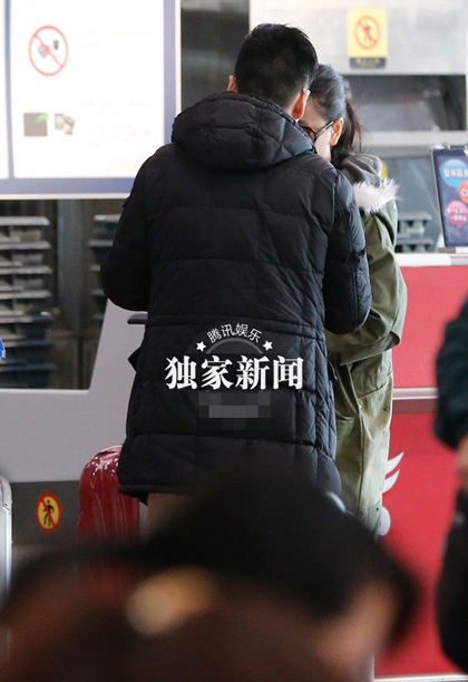 Vợ hai của “Bao Thanh Thiên” Vương Học Binh có người mới - 4 Nữ diễn viên khả ái rất thân mật với bạn trai, cô ôm anh và vui vẻ nói chuyện với anh suốt