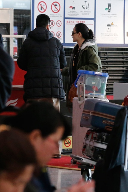 Vợ hai của “Bao Thanh Thiên” Vương Học Binh có người mới - 5 Nữ diễn viên khả ái rất thân mật với bạn trai, cô ôm anh và vui vẻ nói chuyện với anh suốt