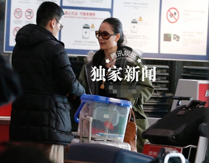 Vợ hai của “Bao Thanh Thiên” Vương Học Binh có người mới - 6 Nữ diễn viên khả ái rất thân mật với bạn trai, cô ôm anh và vui vẻ nói chuyện với anh suốt