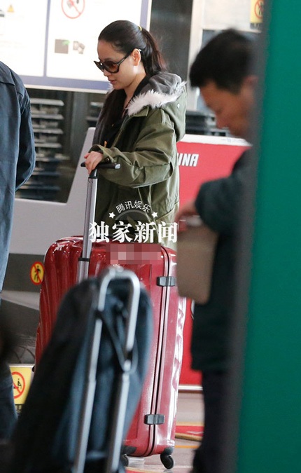 Vợ hai của “Bao Thanh Thiên” Vương Học Binh có người mới - 8 Cả hai đẩy hai valy hành lý rất to để chuẩn bị đi du lịch với nhau