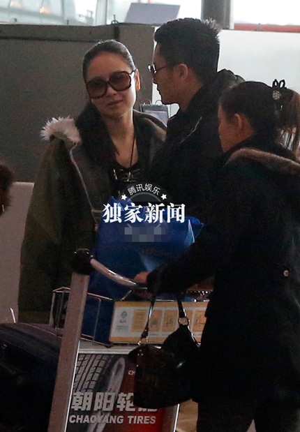 Vợ hai của “Bao Thanh Thiên” Vương Học Binh có người mới - 9 Cả hai đẩy hai valy hành lý rất to để chuẩn bị đi du lịch với nhau