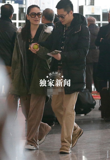 Vợ hai của “Bao Thanh Thiên” Vương Học Binh có người mới - 10 Cả hai đẩy hai valy hành lý rất to để chuẩn bị đi du lịch với nhau