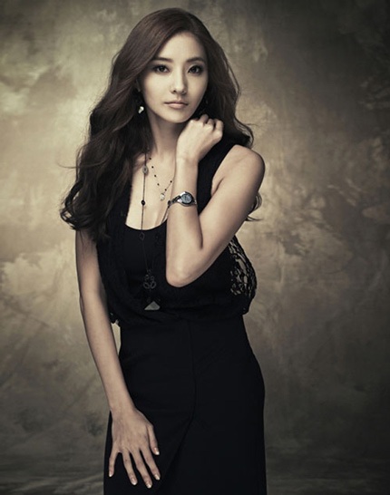 “Barbie xứ Hàn” mang bầu con đầu lòng - 1 Nữ diễn viên xứ Hàn Han Chae Young hạnh phúc thông báo, cô sắp làm mẹ