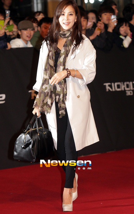 Bà mẹ một con trông rất năng động với quần jeans bó, áo vest và giày cao gót