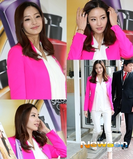 Dù đang mang bầu hơn 3 tháng nhưng Han Chae Young trông vẫn rất năng động và thon thả