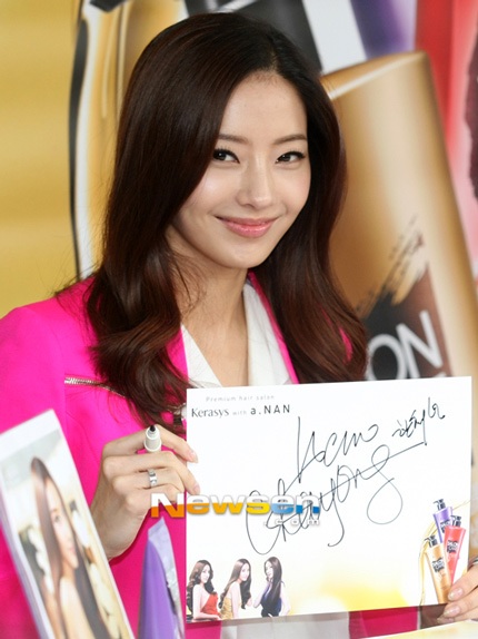 Dù đang mang bầu hơn 3 tháng nhưng Han Chae Young trông vẫn rất năng động và thon thả