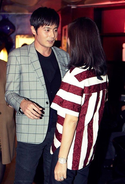 Jang Dong Gun xuất hiện tình tứ cùng vợ - 2 Tài tử xứ Hàn trò chuyện vui vẻ cùng vợ