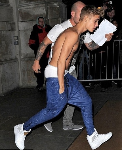 Thật khó hiểu với kiểu mặc quần chẳng giống ai của hoàng tử nhạc Pop