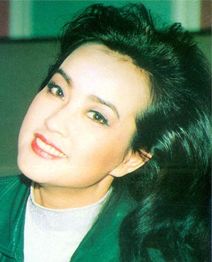 Một điều giúp Lưu Hiểu Khánh lúc nào cũng trẻ trung hơn tuổi chính là phong cách thời trang sexy.