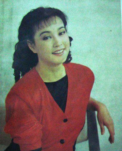 Một điều giúp Lưu Hiểu Khánh lúc nào cũng trẻ trung hơn tuổi chính là phong cách thời trang sexy.