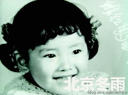 Hình ảnh thời thơ ấu của Đổng Khiết mới được cư dân mạng Trung Quốc chia sẻ.