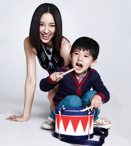 Đổng Khiết đang sống hạnh phúc và vui vẻ bên con trai cưng, đã ngoài 2 tuổi.