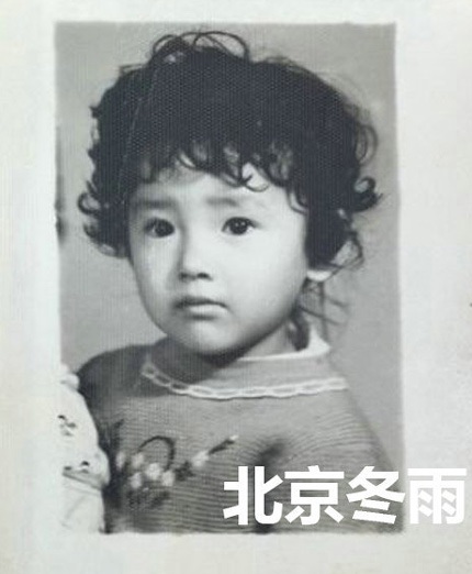 Khi còn nhỏ, Đổng Khiết trông rất dễ thương với mái tóc xoăn