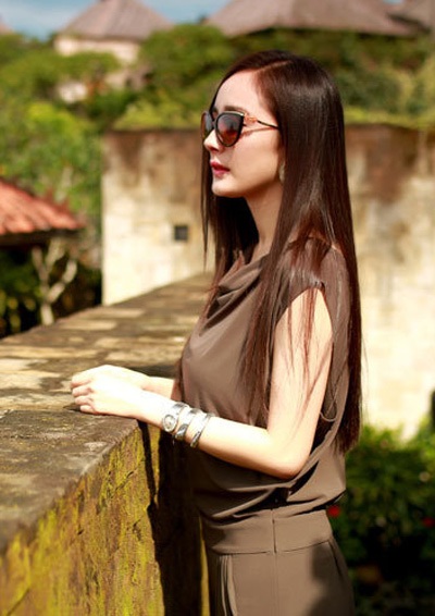 Dương Mịch với gương mặt hiện tại hoàn toàn lệch sang một bên cùng nụ cười khó khăn